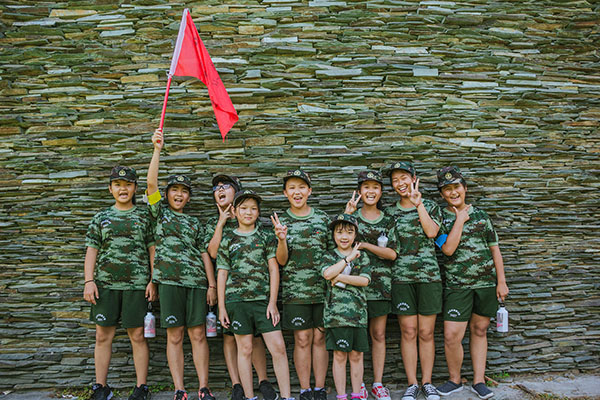 军事夏令营帮孩子们挑战自我，提高团队合作意识